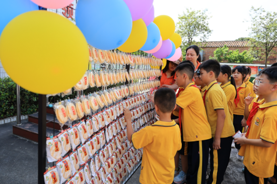 3.古劳镇连南小学学生领取开学“旺”能量.JPG