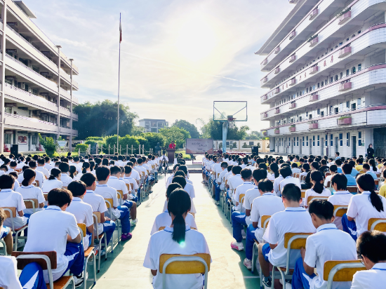 10.龙口中学思政第一课.jpg
