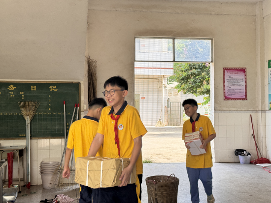 16.龙山小学领取新书的喜悦.jpg