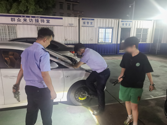 群众假期出游车辆爆胎，古劳派出所民辅警化身“修理工”暖心相助.jpg