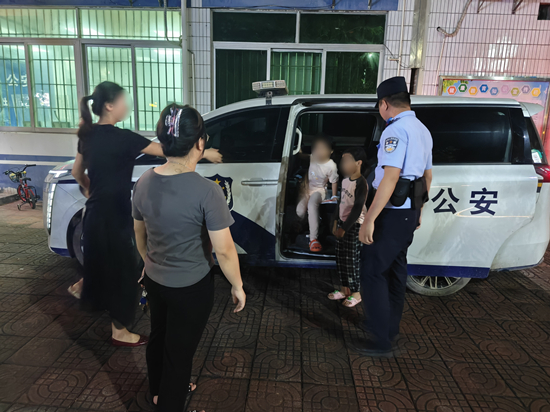 双合派出所快速帮助焦急母亲寻回外出游玩忘记回家孩子 (1).jpg
