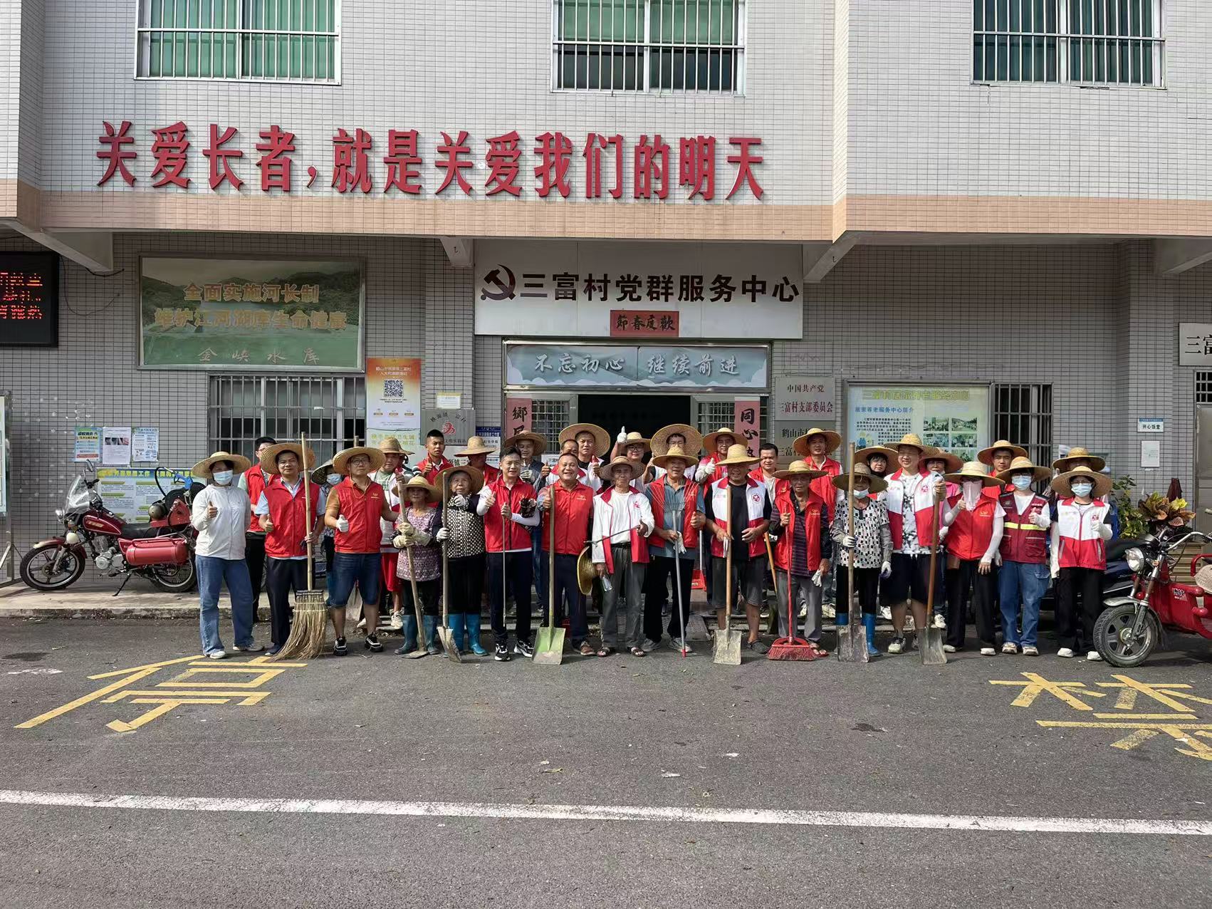 三富村民义工参与清理行动.jpg