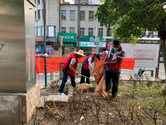 清理公园及周边易积水垃圾 (7).jpg