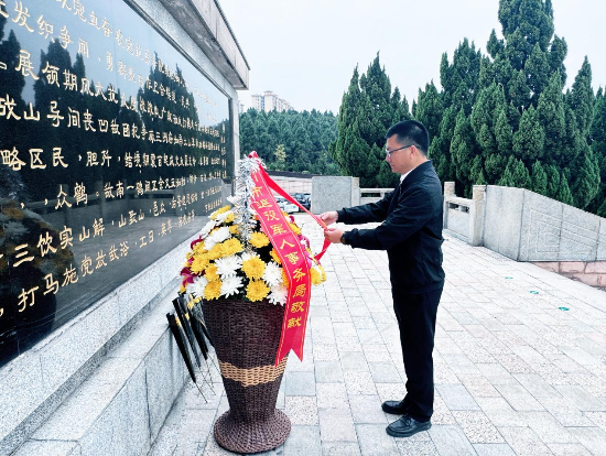 向烈士纪念碑敬献鲜花（来源：南方日报）.png