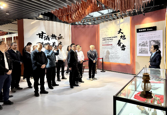 参加人员参观鹤山市革命烈士纪念馆（来源：南方日报）.png