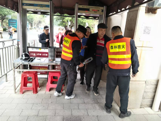 西门入园检查.jpg