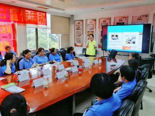 职业健康讲座梁慧锋主讲照片.jpg
