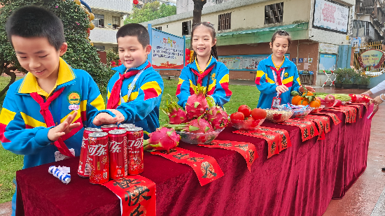 2沙坪二小学生摸吉祥寓意物品镜头2.jpg