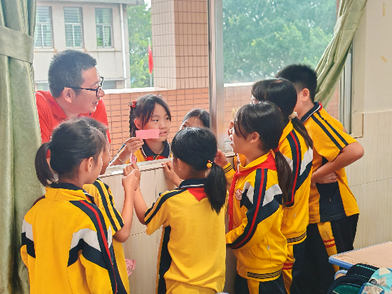 4鹤山市古劳镇龙溪小学盲盒红包兑奖，我与校长说个悄悄话.jpg