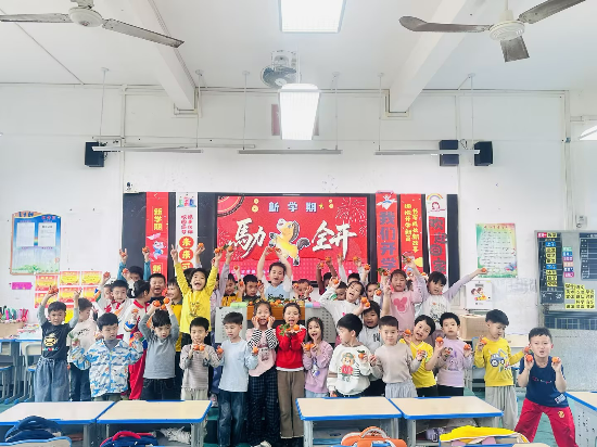 11鹤山市古劳镇龙溪小学一2班学生马力全开迎接新学期.jpg
