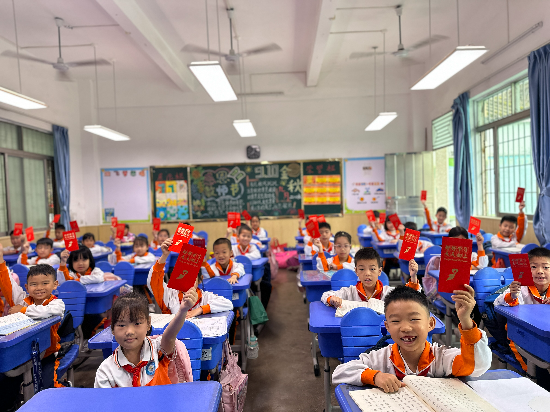 15越塘小学红包送福，“马”上出发.JPG