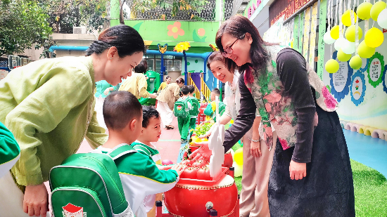20鹤山市向阳花幼儿园开学第一天：园长送祝福.jpg