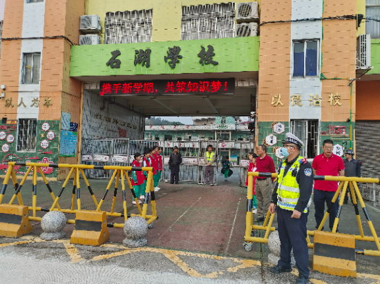 28石湖小学警校合作护安全.jpg