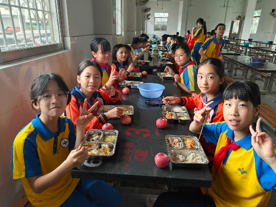 32开学第一天学生午餐 (1).jpg