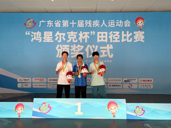 已处理1789123140355郑焯文（右一）.jpg