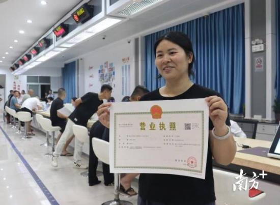 鹤山推出政务服务夜间专场，商户当晚拿到营业执照。杨丽珠 摄