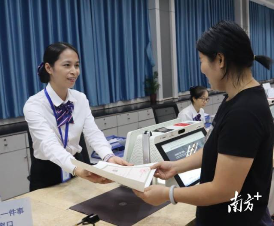 鹤山政务服务夜间专场共完成营业执照核发73家。杨丽珠 摄