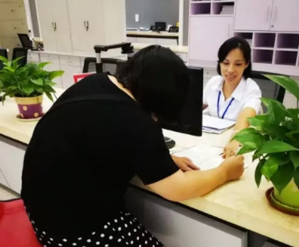 李秋霜，鹤山市发展和改革局驻行政服务中心办事员