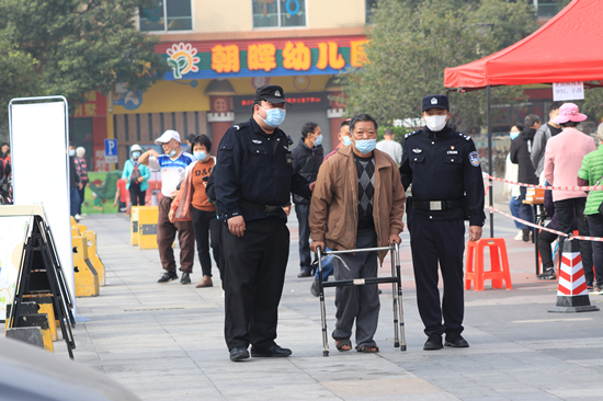 核酸检测点帮助行动不便群众进行核酸采样 (8).jpg