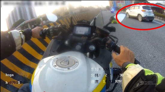 鹤山公安铁骑护航送医车辆.jpg