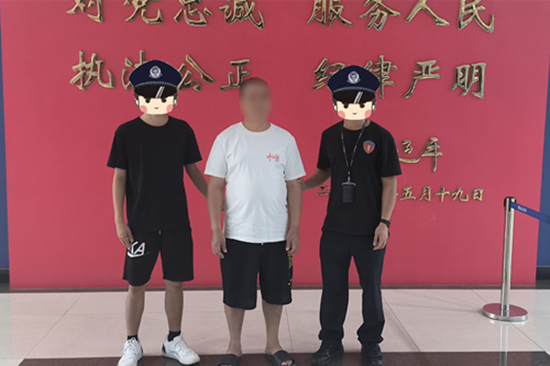 民警抓获入室盗窃现金的嫌疑人.jpg