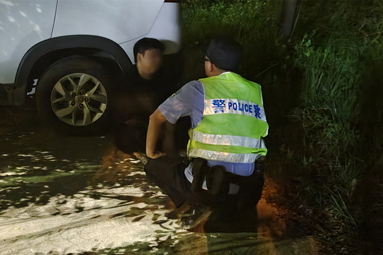 深夜,民警化身“暖心树洞” (1).jpg