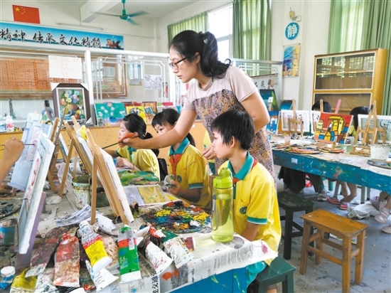 已处理1627282817501雅瑶镇宝瑶小学十分注重“铁夫文化”氛围的营造，聘请兄弟学校的专业油画教师为学生授课。.jpg