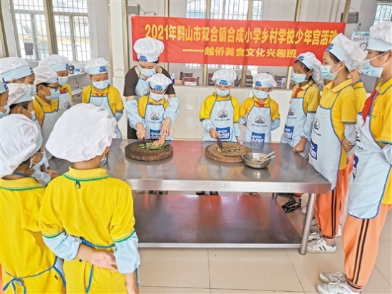 已处理1627282817501在双合镇合成小学的越侨美食文化兴趣班上，越侨阿姨手把手教导学生制作越南春卷、越南艾糍。 冯晓兰 摄.jpg