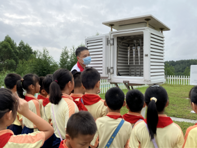 9月13日,鹤山市科工商务局、鹤山市科学技术协会和鹤山市气象局联合开展以“童心探气象 科学伴成长”为主题的鹤山市全国科普日系列活动3.png