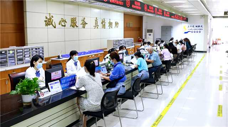 鹤山市社保局服务大厅员工日常工作照_副本.png