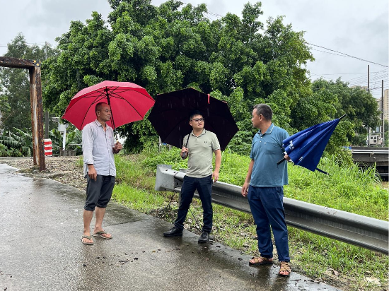 街道办副主任黄强对辖区内的易涝点和地质灾害点开展隐患巡查.png