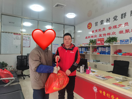 李志伟为困难群众送上慰问品.png
