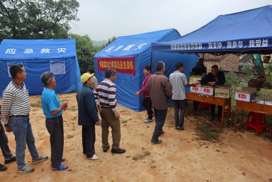已处理16179690585437、为受灾群众派发应急物资.JPG