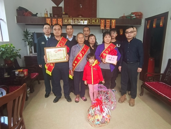 已处理1643504322052市武装部、市退役军人事务局副局长温宝谦及桃源镇党委副书记朱永兴来到桃源镇现役军人李家杰家中，将荣立三等功的喜报与3200元奖励金送到了李家杰家人手中，并向他们全家致以新春问候和祝福.jpg