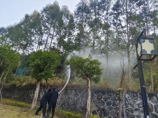 方圆物业在小区告林区边缘进行不定期的酒水作业,降低火险隐患8.jpg