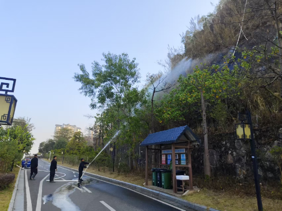 方圆物业在小区告林区边缘进行不定期的酒水作业,降低火险隐患3.jpg