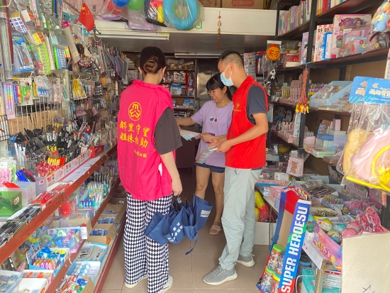 已处理1658282450810网格员到辖区内商店进行政策宣传.jpg