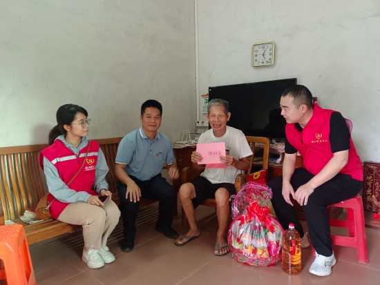 已处理1658282450811网格驻点领导、驻村第一书记入户进行慰问.jpg