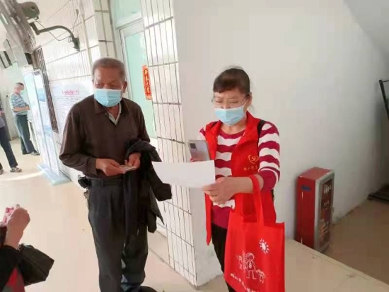 已处理1658282450811兴业社区第一网格长余雪媚为接种疫苗老人做信息登记工作.jpg