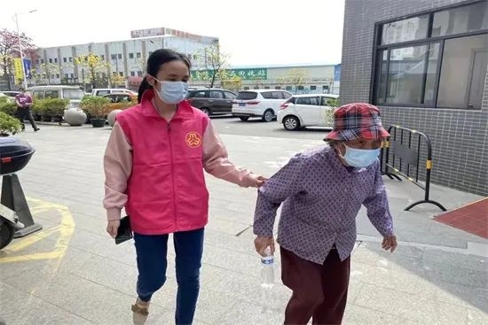已处理1658282444341网格员接送手脚不便的老年人接种新冠疫苗。.jpg