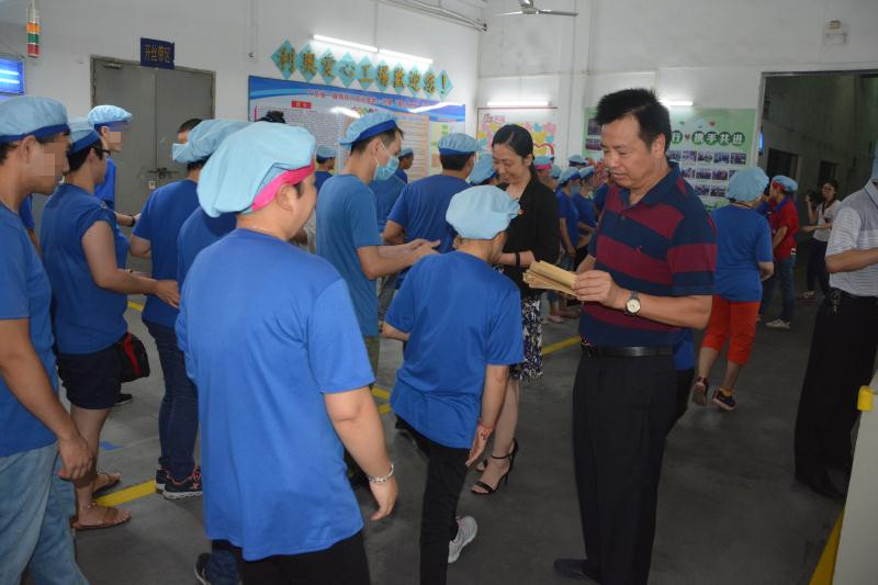 鹤山市市委常委李想在2018年第28次全国助残