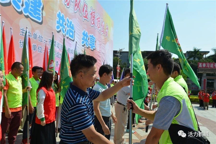 阳光明媚的鹤城文化广场,红黄各色的600多人集