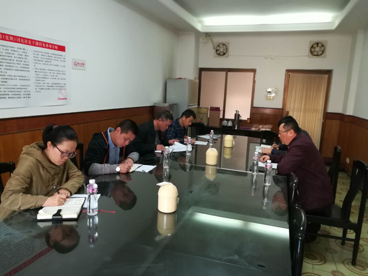 市科工商务局召开扫黑除恶工作会议