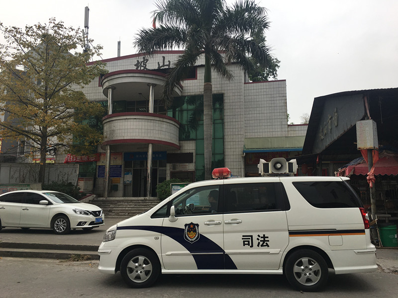 市司法局利用法治宣传车开展专项宣传 使扫黑除恶深入