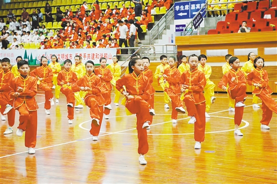鹤山通过举办中小学咏春拳操比赛，将咏春拳发扬光大。