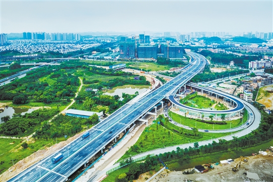 国道325线改线工程主道建成通车，鹤山的交通路网不断优化。