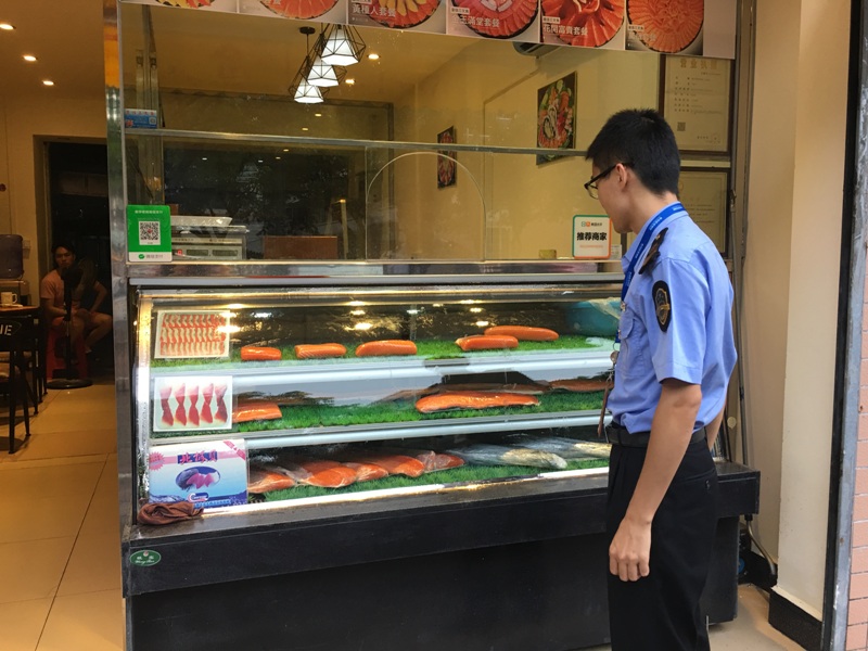 执法人员检查“三文鱼”现场销售店.JPG