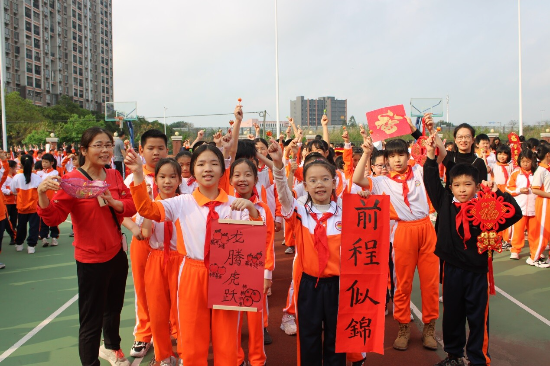 龙腾虎跃开新局奋楫扬帆向未来沙坪街道学子迎来热辣滚烫新学期