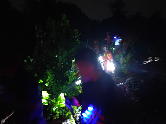古劳山上救助群众 (16).jpg