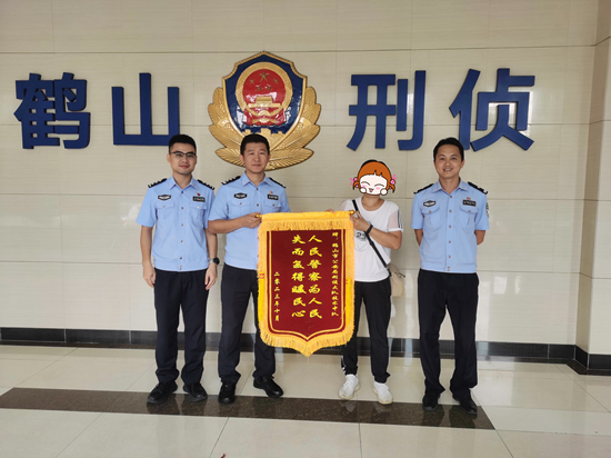 1.民警帮助群众找回5万元现金获赠锦旗.jpg